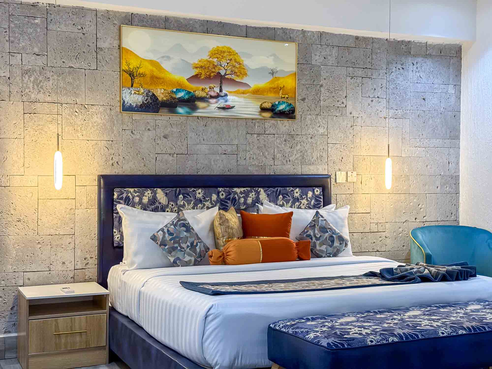 EXECUTIVE SUITE - Image 2